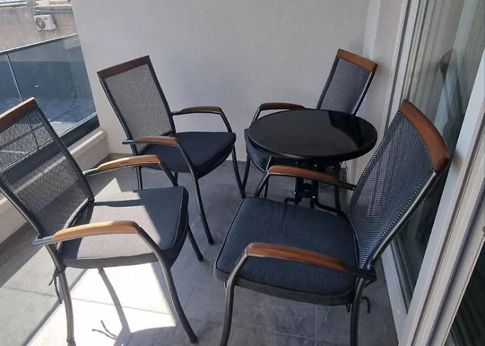 Апартаменти 1 Bedroom In With Free Parking And Secured Parking On Макарська