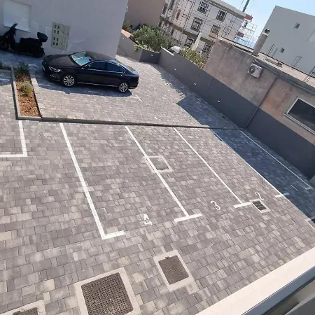 1 Bedroom In With Free Parking And Secured Parking On