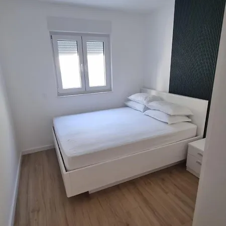 1 Bedroom In With Free Parking And Secured Parking On *