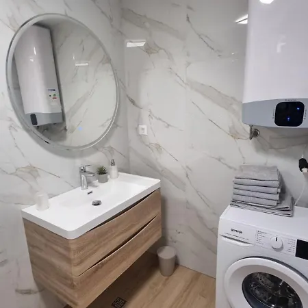 1 Bedroom In With Free Parking And Secured Parking On Apartman