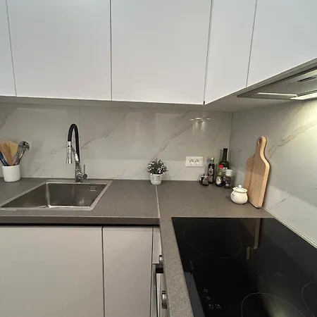 1 Bedroom In With Free Parking And Secured Parking On Apartman *