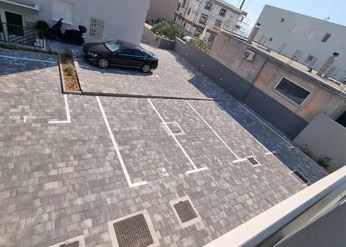 1 Bedroom In With Free Parking And Secured Parking On