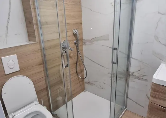 1 Bedroom In With Free Parking And Secured Parking On