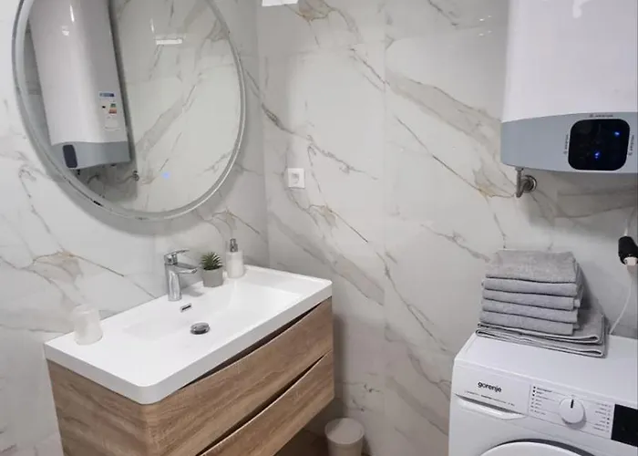 1 Bedroom In With Free Parking And Secured Parking On Apartment