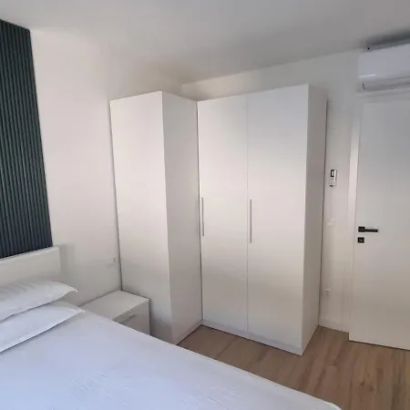 1 Bedroom In With Free Parking And Secured Parking On Appartement